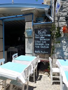 huzurlu mavi çeşme alaçatı balık lokantası